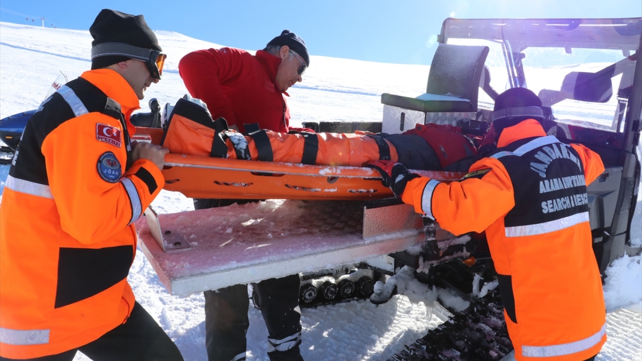 İlk müdahaleyi yapan timler, yaralıları güvenli şekilde kızaklı sedyeyle günübirlik tesisler bölgesine getirerek, buradan 112 Acil Servis ekiplerine ve ardından da hastanelere sevkini sağlıyor.