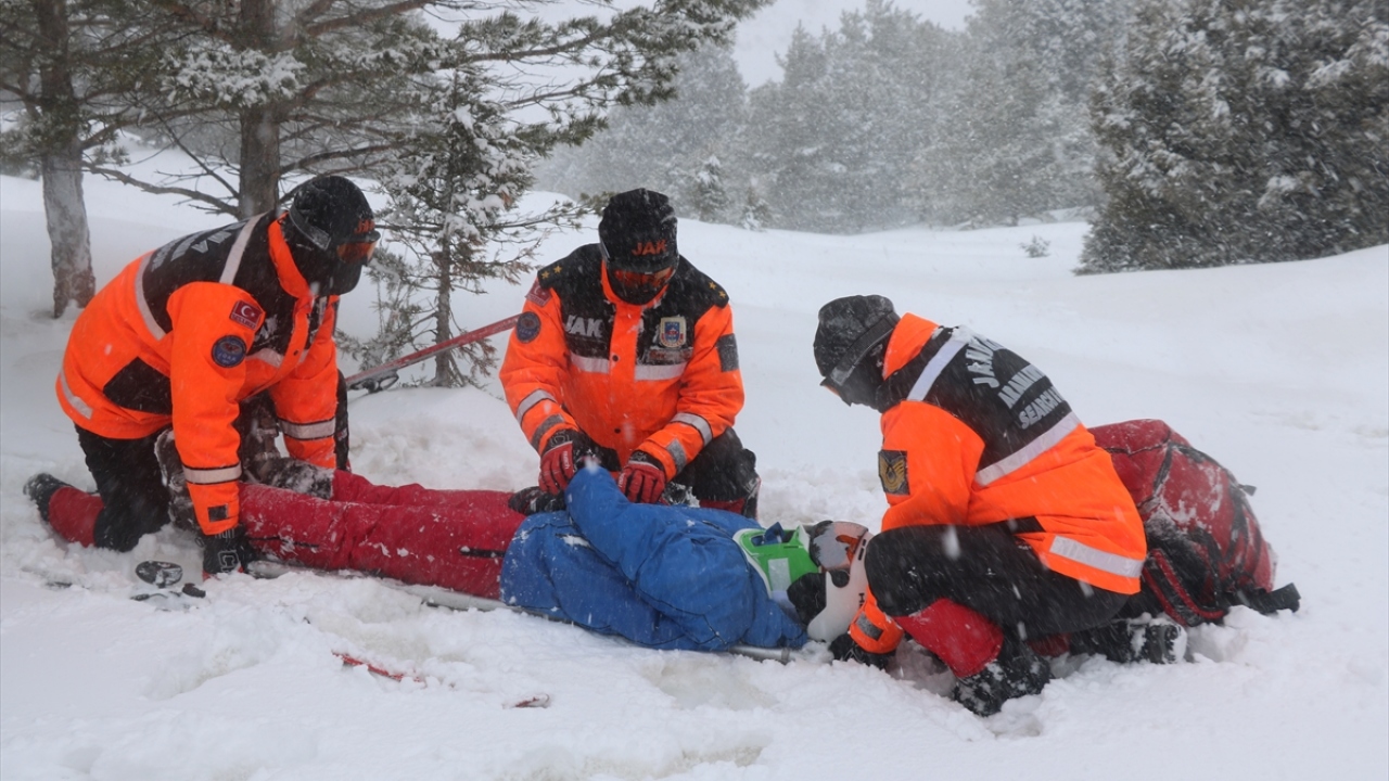 Ergan Dağı Kayak Merkezi tesis yetkilisi Yakup Aksu, yaptığı açıklamada, sağlıklı turizm sezonu geçirdiklerini belirterek, yerli ve yabancı turistlerin yoğun talep gösterdiği kayak merkezinde hizmet verdiklerini ifade etti.