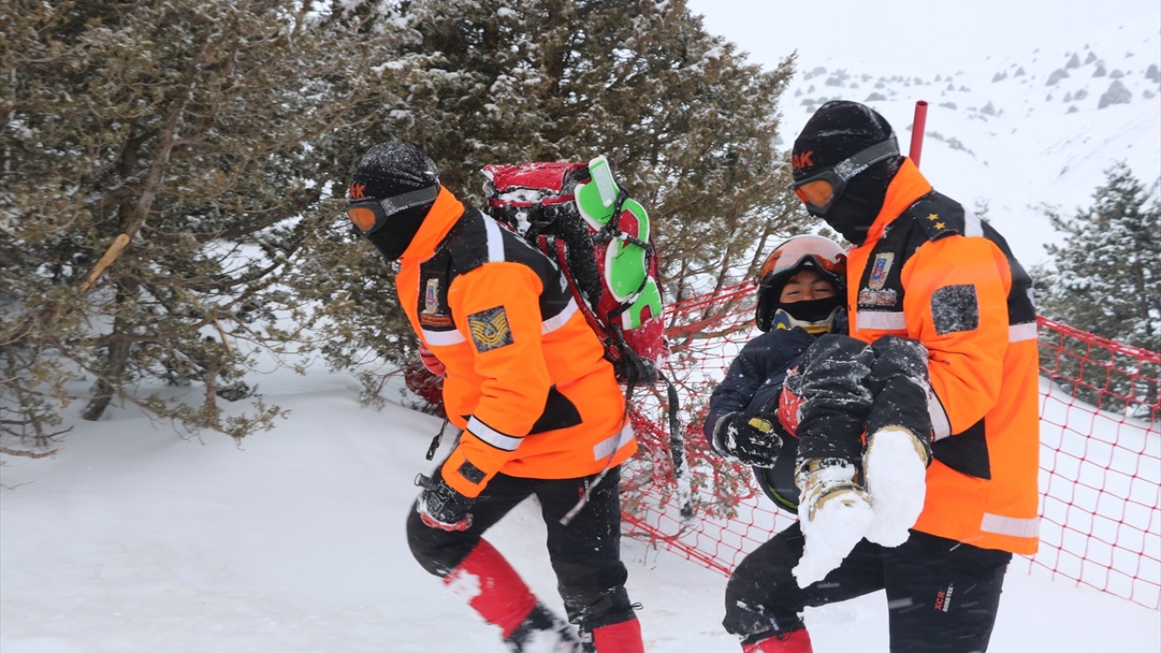Ergan`da zaman zaman kayakseverlerin düşüp yaralanma, kaybolma ya da mahsur kalması gibi olayların yaşandığını anlatan Aksu, bu tür olaylara kayak merkezinde görev yapan JAK ve JÖAK timlerinin anında müdahale ettiğini vurguladı.