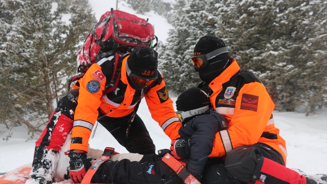 "JAK ve JÖAK timleri bizim güvenliğimizi ve sağlıklı kayak yapmamızı sağlıyor." 