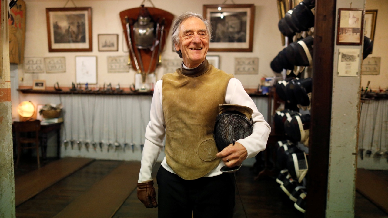 Her yeni öğrenci, eskrim ustası Jean-Pierre de Pinel de La Taule ile bazı egzersizler yapıyor.