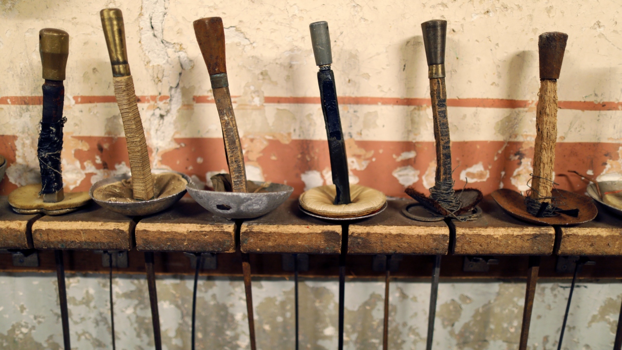 Eskrim meraklıları her akşam buluşuyor. Çarşamba günleriyse çocuklar kulübe geliyor.