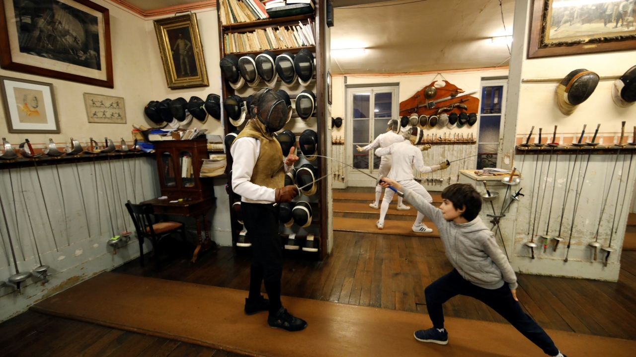 Deri ve çelik kokusunun karıştığı küçük odada, öğrencilere eskrimin sadece bir spor değil, aynı zamanda bir sanat olduğu da öğretiliyor.