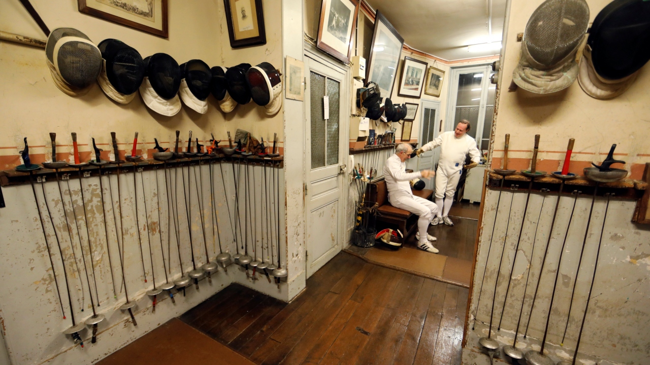 Usta Jean-Pierre, davranış, nezaket, denge, esneklik ve koordinasyon ustalığının “iyi eskrim” yapmanın şartı olduğunu anlatıyor.