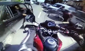 Motosikletli sürücü aniden açılan kapıya çarptı