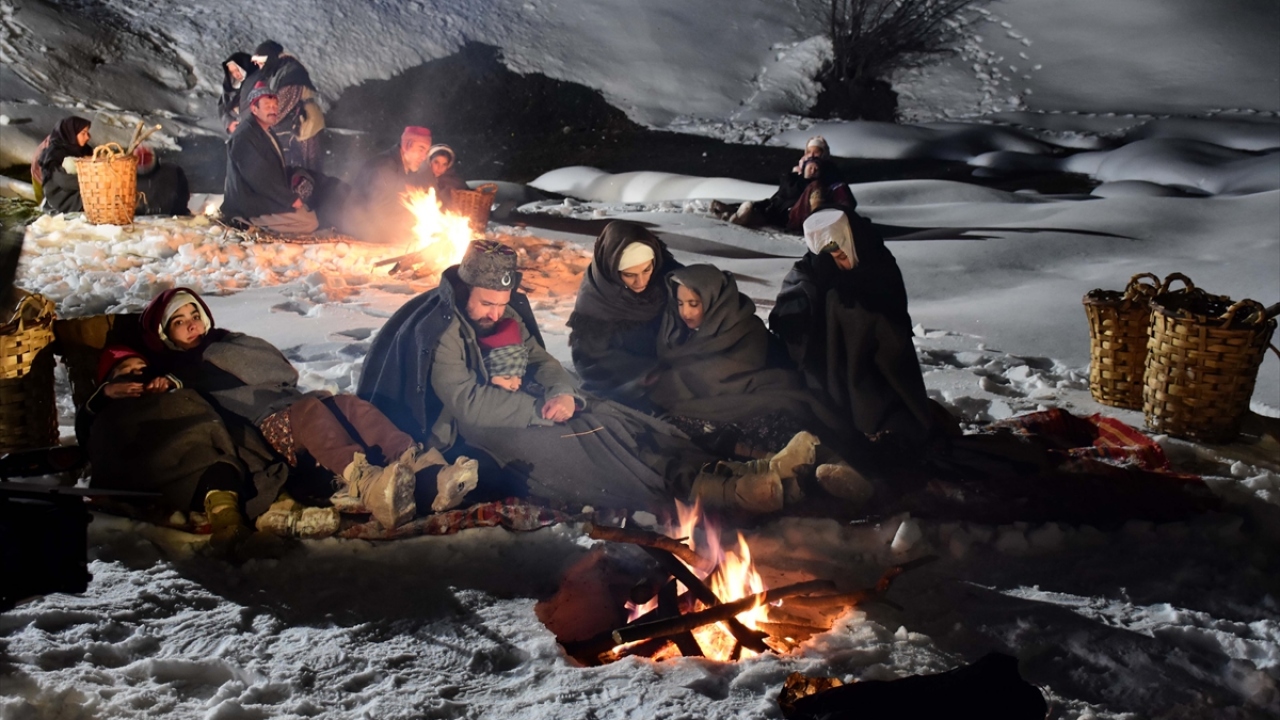 Belgeselin çekimleri için halktan, Bitlis Valiliğinden ve Türk Kızılayından lojistik destek aldıklarını belirten Şanal, 2019`un son ayları veya 2020`nin başlarına kadar projeyi yetiştireceklerini ifade etti.