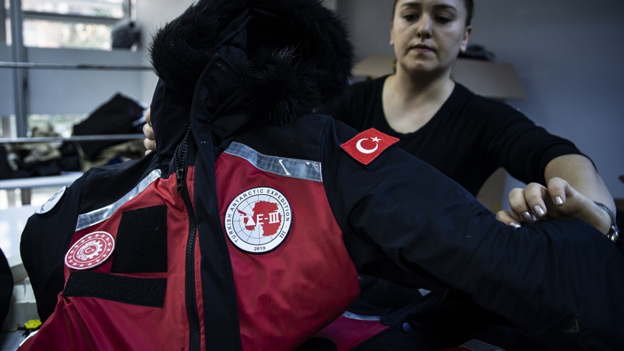 Antarktika`ya Bilim Üssü Kurulması Projesi kapsamında düzenlenen sefere katılan bilim insanları, hava sıcaklığının sıfırın altında seyrettiği kıtada Ankara merkezli Özyiğit Tekstil tarafından üretilen özel kıyafetlerle çalışmalarını sürdürüyor. 