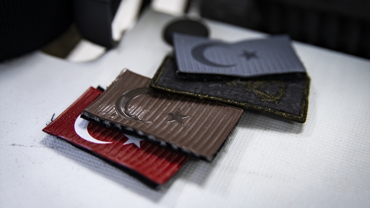 Bilim insanları, termal içlikten salopete kaz tüyü monttan balaklava adı verilen maskeye kadar yaklaşık 15 parçadan oluşan özel kıyafetlerle Antarktika soğuğuyla mücadele ediyor. 