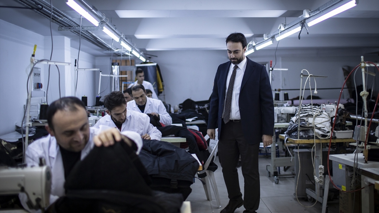 Özyiğit Tekstil Genel Müdürü Yalçın Yıldırım da hazırladıkları kıyafetlerin en önemli özelliklerinin yüksek su geçirmezlik ve nefes alma oranı olduğunu anlattı.