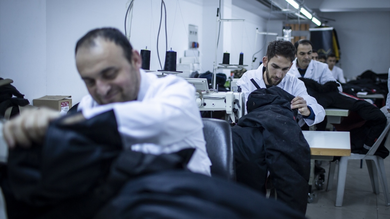 Filiz, kıyafetleri oluşturmak için bir Ar-Ge çalışması yaptıklarını vurgulayarak, söz konusu çalışmayı Türk tekstil firmalarıyla görüşerek ürüne dönüştürdüklerini bildirdi.