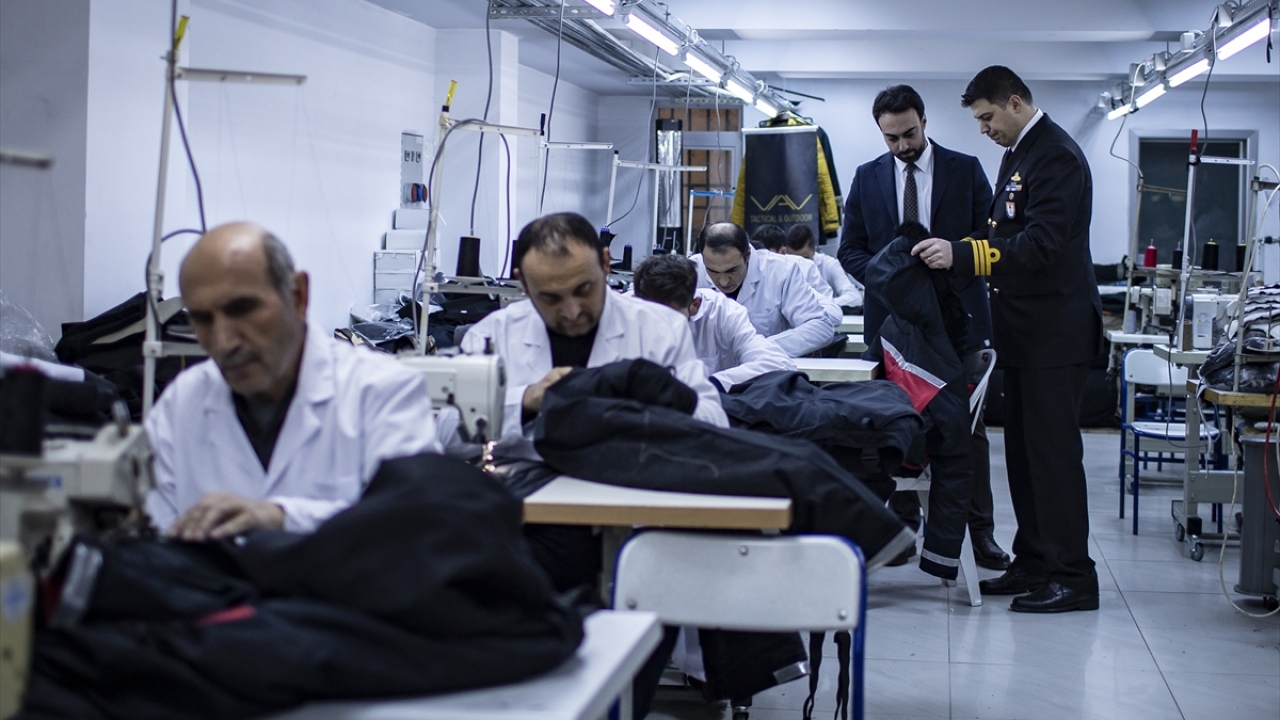 Çok kısa sürede kıyafetlerin üretimini tamamladıklarına işaret eden Yıldırım, ürünleri 10 günden kısa sürede ürettiklerini ve aldıkları olumlu geri dönüşle çalışmalarına devam ettiklerini bildirdi.