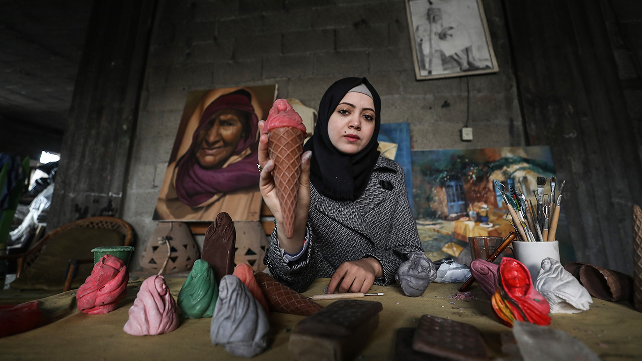 Kimi bir külah, kimi bir dondurma çubuğunda resmedilen çocuk çehreleri, öncelikle keyifli bir izlenim verirken, dikkatle incelendiğinde Gazze`de yaşanan acıları çarpıcı bir şekilde anlatıyor.