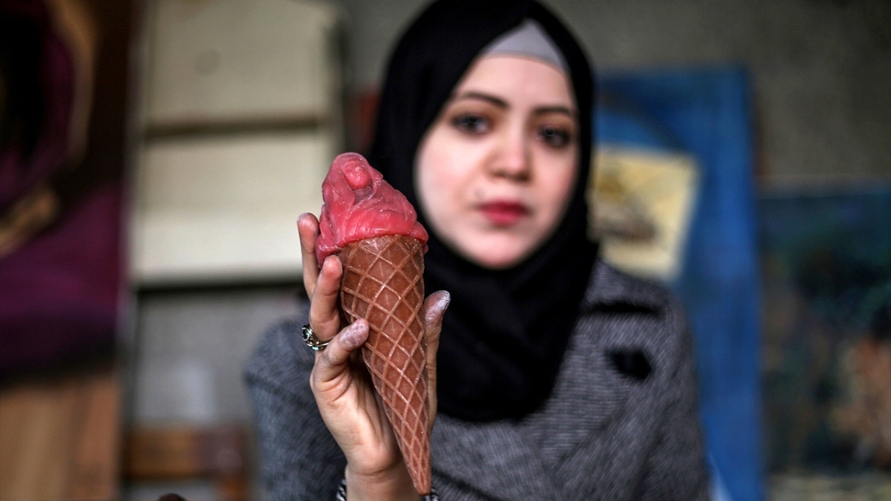 28 yaşındaki Gışta, "Dünyaya bu çocukları öldürenin İsrail olduğunu ve halen aynı vahşet ve hızla öldürmeye devam ettiğini hatırlatmak istiyorum." ifadesini kullandı. 