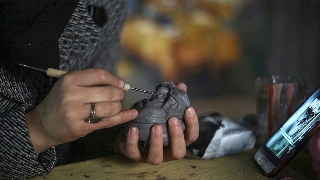 Çocukların cansız bedenlerini dondurma dolaplarında görmenin kan dondurucu bir sahne olduğunu vurgulayan Gışta, "Nasıl olur da dondurma alacak çocukların cansız bedenleri dondurma dolaplarına girer?" siteminde bulundu.