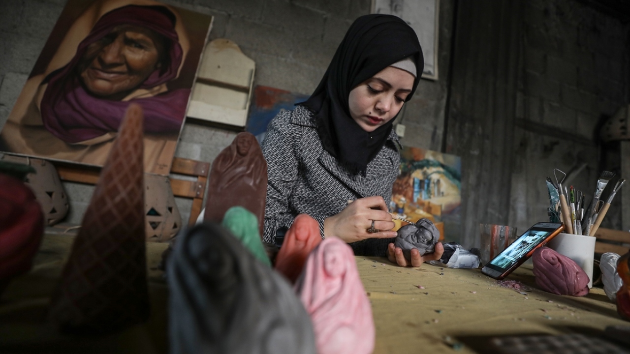 Gazze`ye doğal kil girişi yasak olduğu için objelerin üretiminde endüstriyel kil kullanan Gışta, şekillerin son aşamasında mum kullandığını söz konusu malzemenin de çocuklar gibi kırılgan ve narin olduğuna dikkati çekti.