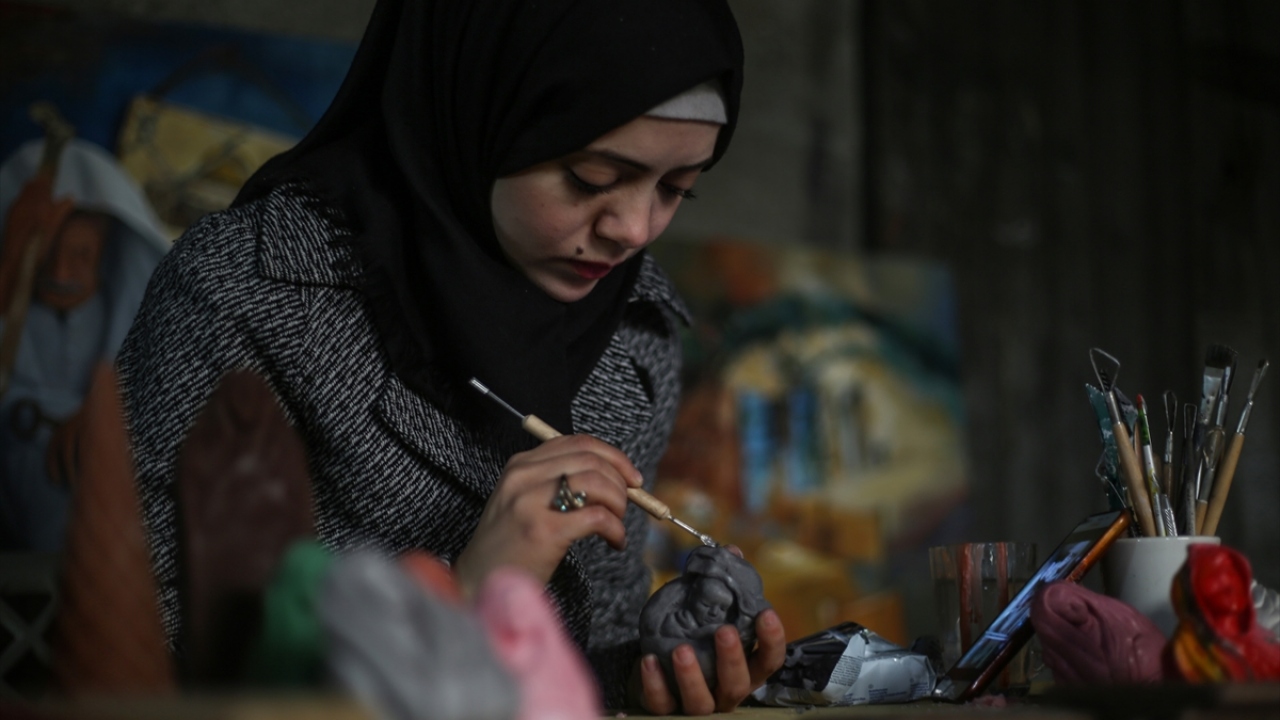 Gazze Şeridi`ndeki insanların çektiği acıları yansıtmak amacıyla genç kadın, yaptığı objelerden bir sergi açmayı planlıyor. 
