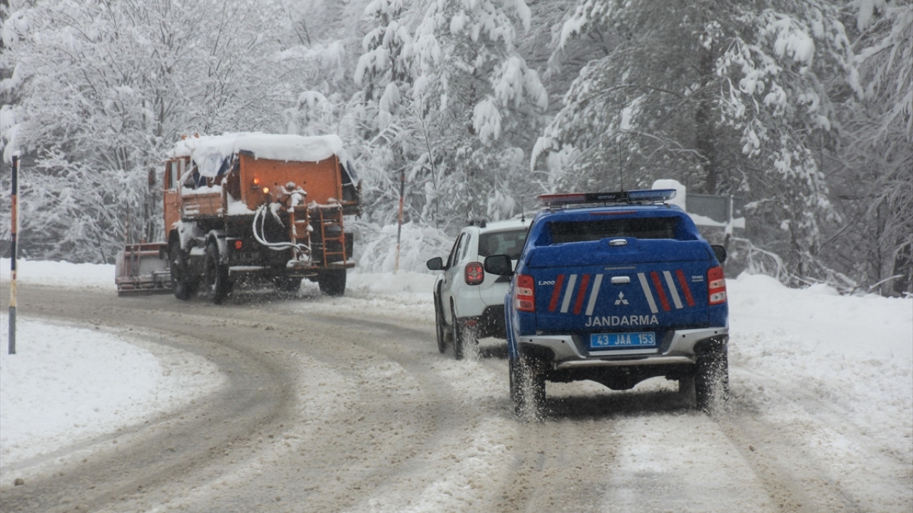 Domaniç ile Bursa`nın İnegöl ilçesi arasındaki kara yolunda kar yağışı ulaşımda zaman zaman aksamalara neden oluyor.