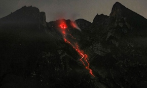 Endonezya'da yanardağ patlaması: 494 kişi mahsur