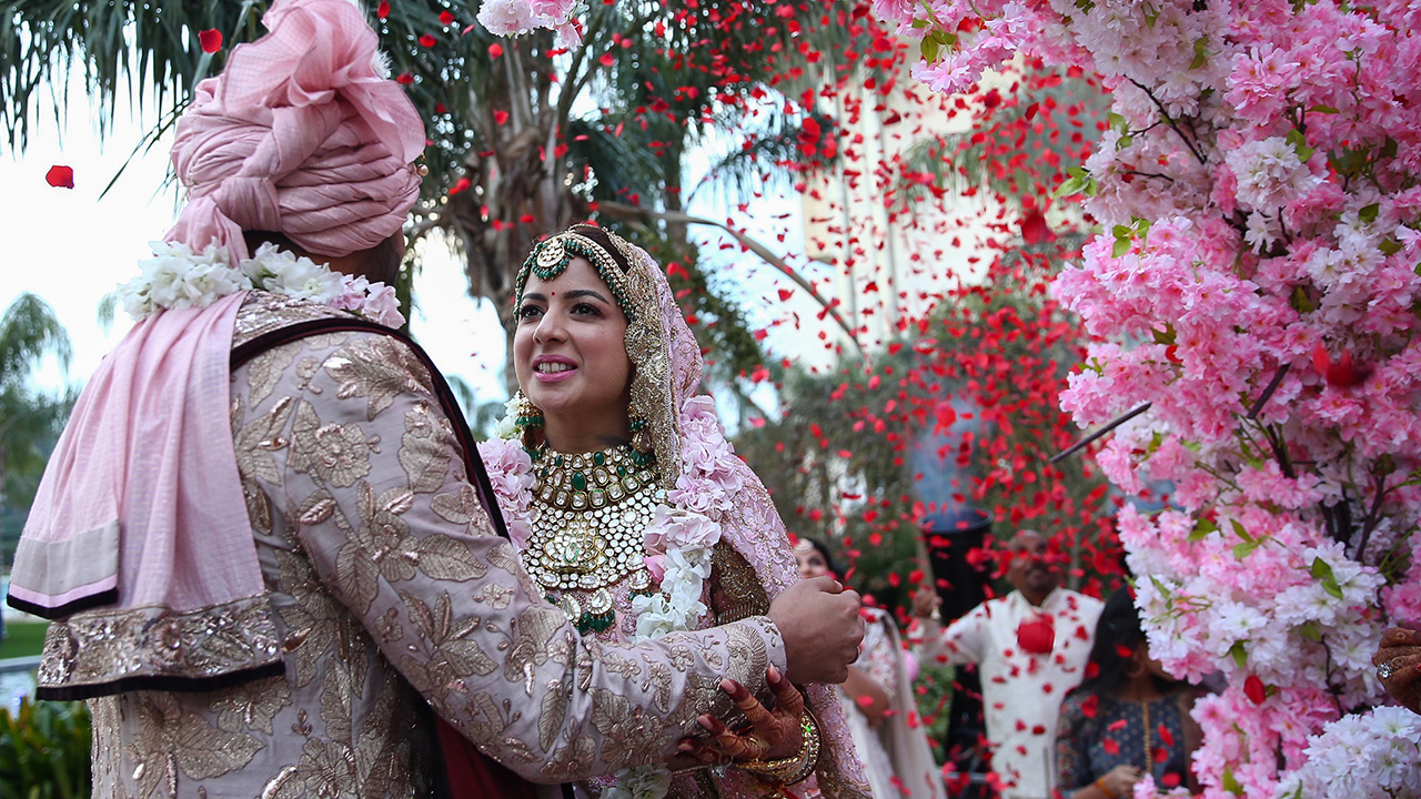 Hindistan`da çimento sektöründe faaliyet gösteren Ahluwalia ve Khaitan ailelerinin kızları Medha ve oğulları Nalin, Antalya`da 3 gün 3 gece süren "masal gibi" düğünle evlendi.