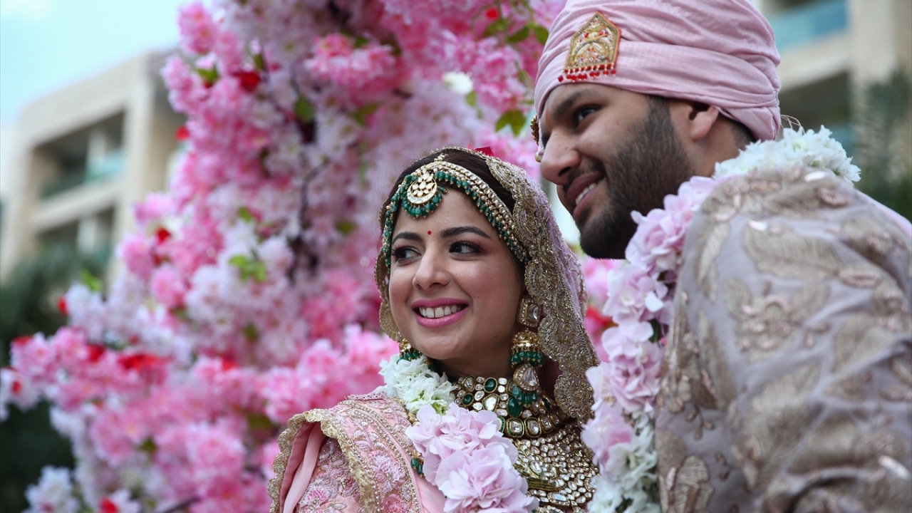 Türkiye`de şu ana kadarki en yüksek bütçeli Hint düğünü olduğu belirtilen organizasyona 650 davetli ile 450 civarında yabancı prodüksiyon, dekor ve teknik ekip katıldı.