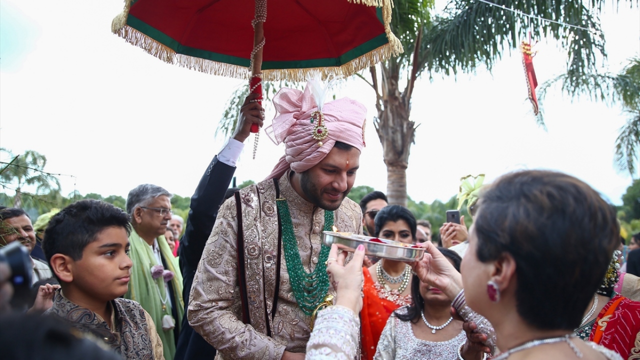 Dünyaca ünlü R&B yıldızı Akon da Hintli ailenin düğününde konser verdi.