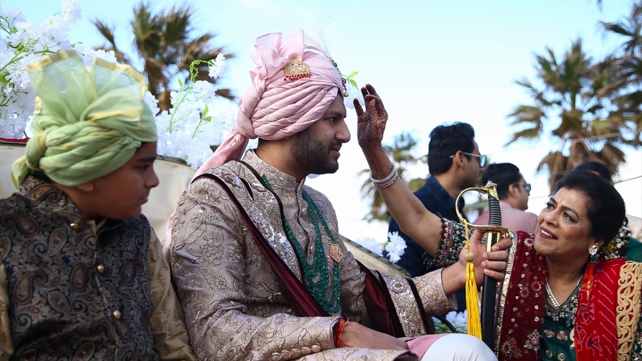 Rahit Khan, Ruskar Prakash ve Atif Aslam gibi Hintli sanatçılar da sahne aldı. Türkiye`deki yılın ilk Hint düğününde yaklaşık 100 aşçı, Hint yemekleriyle sunum yaptı.