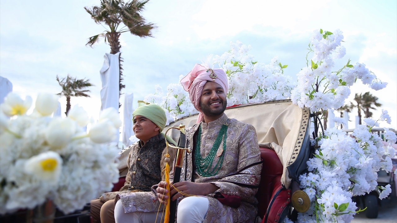 Hint düğünü organizasyonları yapan Inventum Global`in Yönetici Ortağı Bünyat Özpak, gazetecilere, düğünün 3 gün 3 gece sürdüğünü belirterek, Türkiye`nin en yüksek bütçeli düğünü olduğunu söyledi.