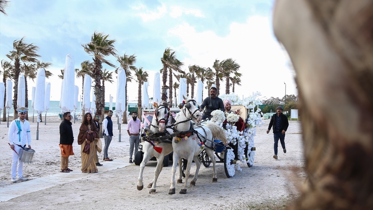 Damat Nalin, sahil yolundan havuz başına kadar atla geldi. Yol güzergahında Hintli ve Türk sanatçılar gösteriler yaptı. 