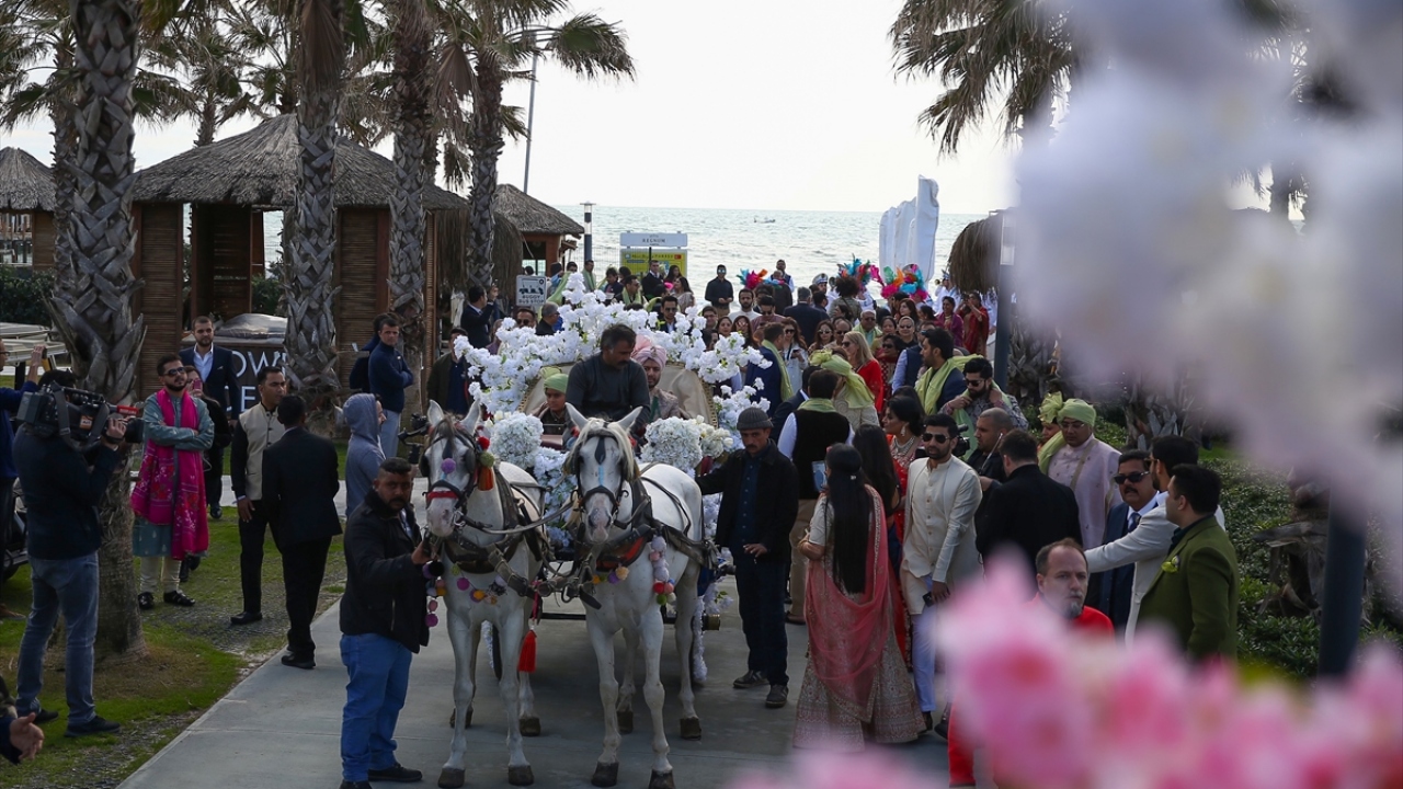 Gelin Medha, otelden alındıktan sonra havuz başında dini tören yapıldı. Ziyafetlerin yanı sıra müzikli ve danslı eğlencelerin gerçekleştirildiği düğün evlilik resepsiyonuyla sona erecek.