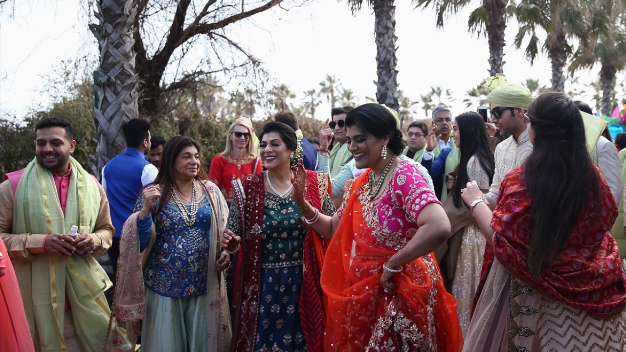 Aile yakınlarının da yöresel kıyafetleriyle seremonide dans etmesi renkli görüntüler oluşturdu.