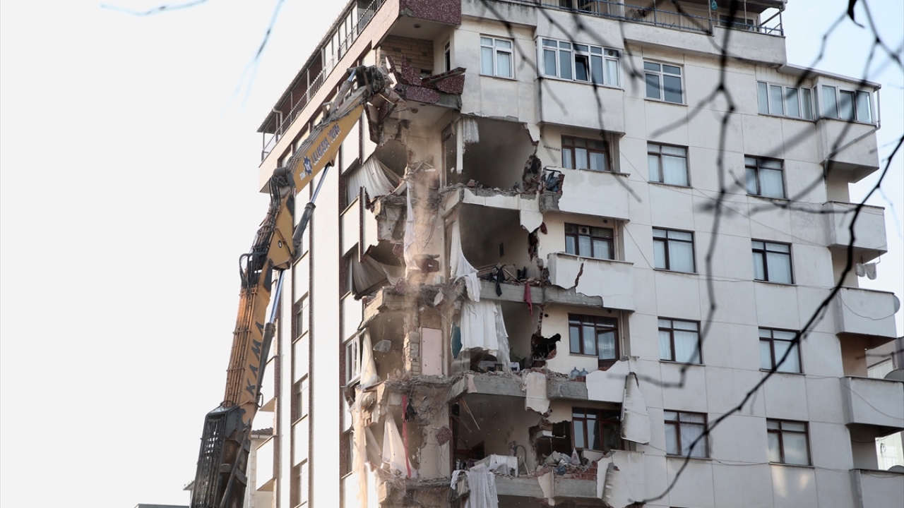 Çevre ve Şehircilik Bakanı Murat Kurum, çöken bina çevresindeki 10 apartmanın analiz edildiğini ve 8`inin yıkımına karar verildiğini açıklamıştı.