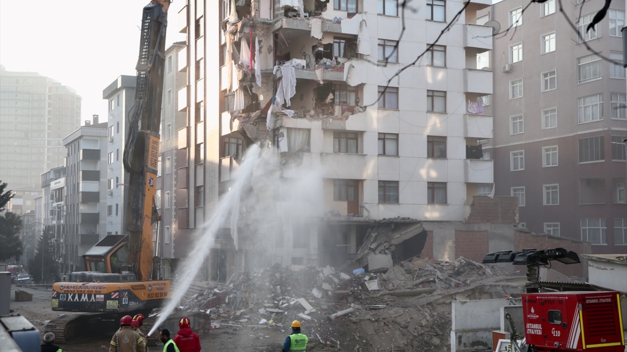 Bu kapsamda dün başlanan Yunus Apartmanı`nın yıkım işlemlerine akşam saatlerinde ara verilmişti.