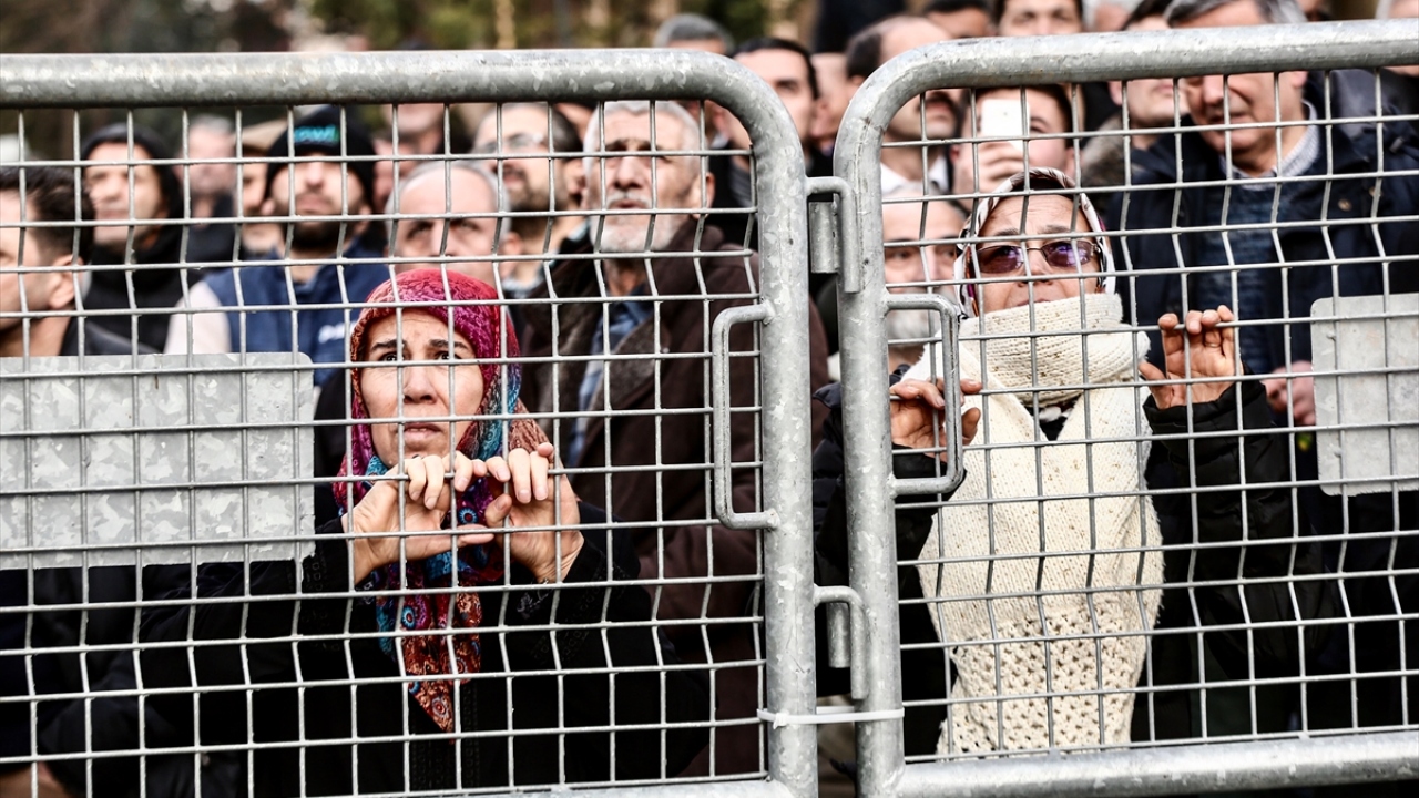 Vatandaşlar çalışmaları izledi.