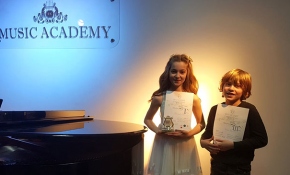 İki kardeş Türkiye'yi başarıyla temsil ediyor