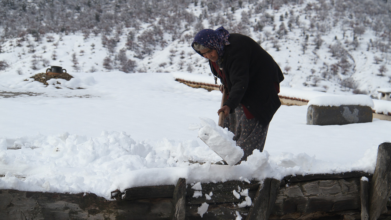 Beyşehir’in yükseklere kurulan yerleşim merkezlerinden Şamlar Mahallesi, kar yağışının durmasının ardından beyaz örtü ile kaplandı.