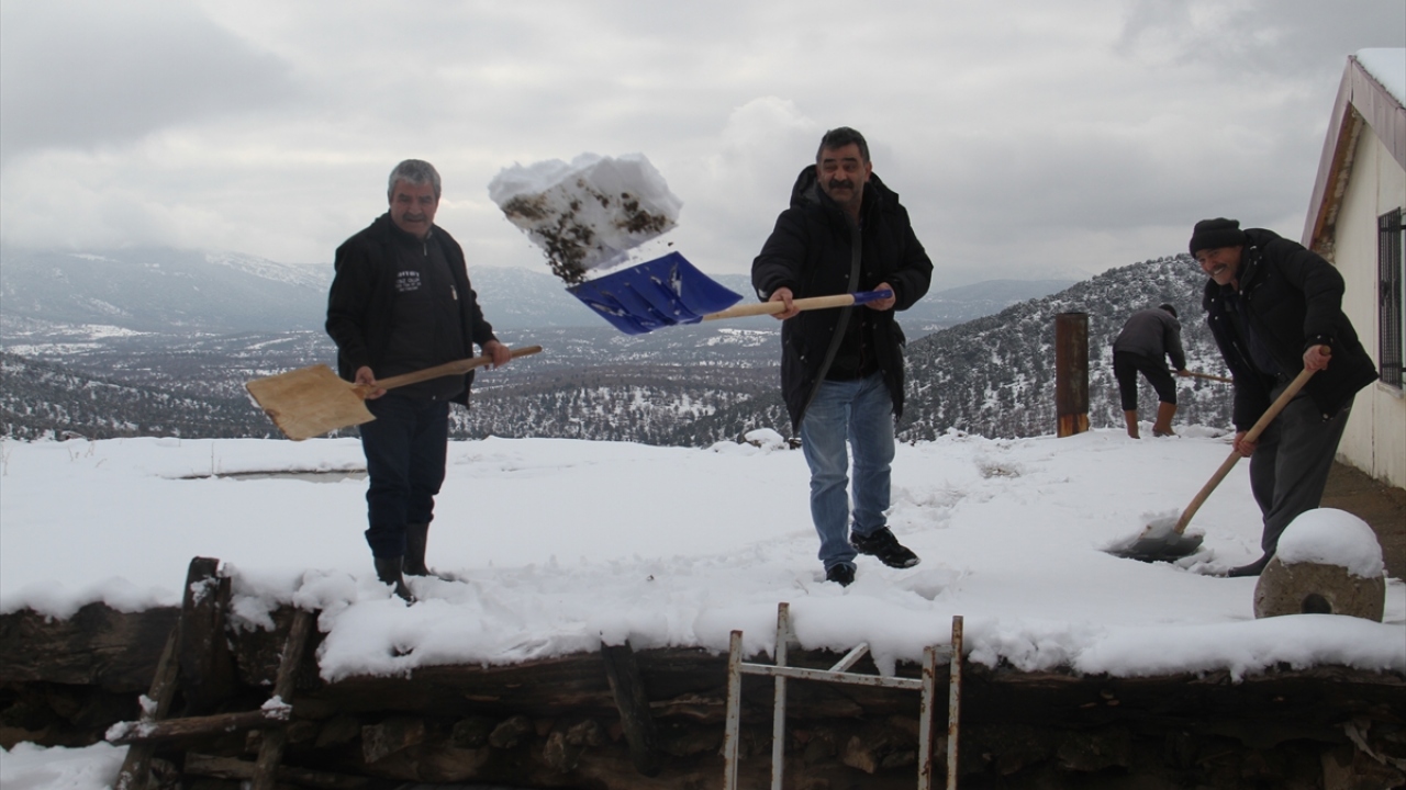 Mahallede yaşayan aileler, yağış sonrasında eriyen kar sularının evlerinin içerisine akmaması için çıktıkları damlarda saatlerce süren mesai gerçekleştirdi. 