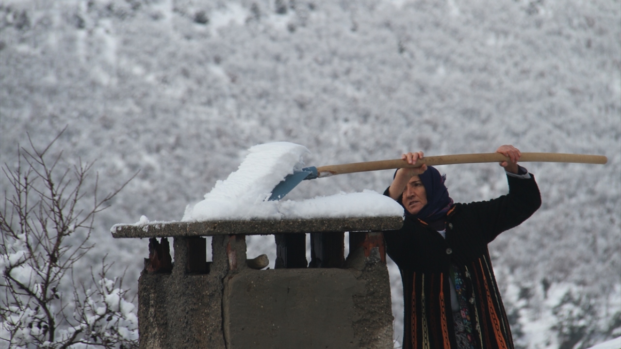 Özellikle yaşlı kadınlar, zor olmasına rağmen tahta merdivenlerden çıktıkları damlarda, saatlerce kar kürüdü, taş yuvaklarla sıkıştırma yaptı.