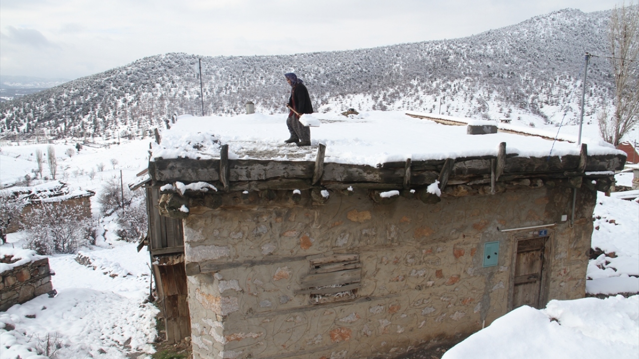 Şamlar Mahallesi Muhtarı Eyüp Bulduk, gazetecilere yaptığı açıklamada, birçok dağ köyünün etkili olan kar yağışının ardından beyaz örtüyle kaplandığını söyledi.