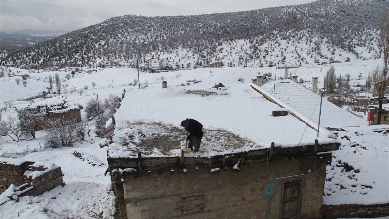 Mahalledeki birçok evin toprak ve çatısız düz dama sahip olduğunu ifade eden Bulduk, şunları kaydetti: