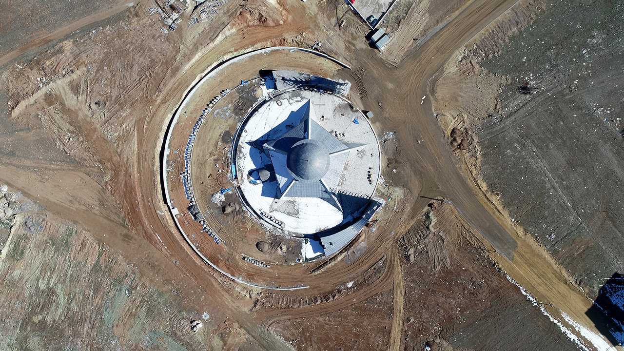 Yukarı Tekke Mezarlığı yakınlarında inşa edilen, belediye ve hayırsever vatandaşların iş birliğiyle yapılan 7 bin metrekare kapalı alan üzerine kurulu "ay yıldız" şeklindeki cami, mimarisiyle Türkiye`de ilk olma özelliği taşıyor. 