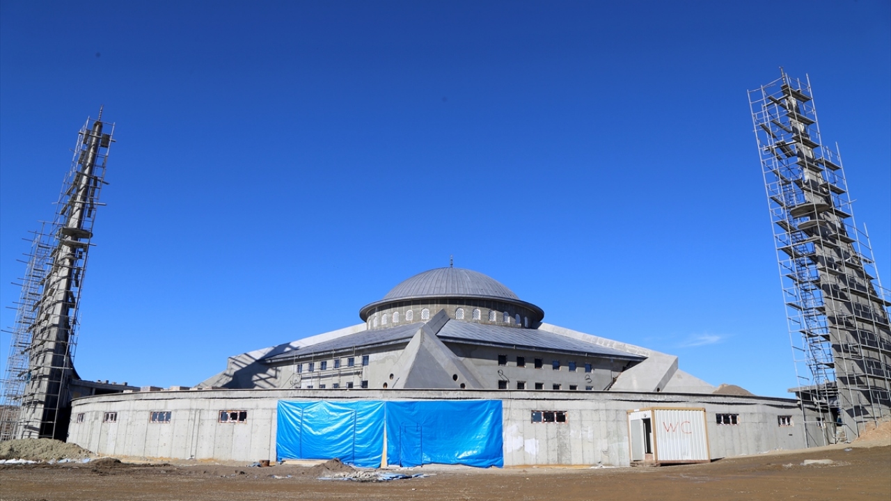 Yıldız şeklindeki kapalı alanında 3 bin 500, hilal şeklindeki avlusunda ise 5 bin kişinin namaz kılabileceği caminin yaklaşık 2-2,5 ay sonra ibadete açılması hedefleniyor. 