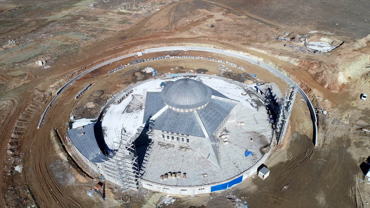 Başkan Aydın, projenin vatandaşların caminin içinden çıkmadan cenaze namazına katılabilecek şekilde tasarlandığını aktardı.