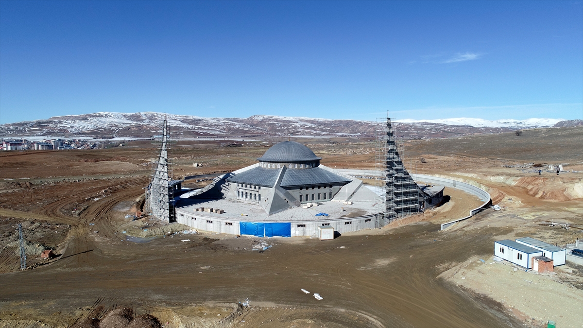 Açık ve kapalı alanı ile değerlendirildiğinde 8-10 bin kişinin rahatlıkla cenaze namazını kılabileceğini belirten Aydın, ibadethane tamamlandığında kalabalık cenaze namazlarının Ulu Cami yerine burada kılınabileceğini söyledi.