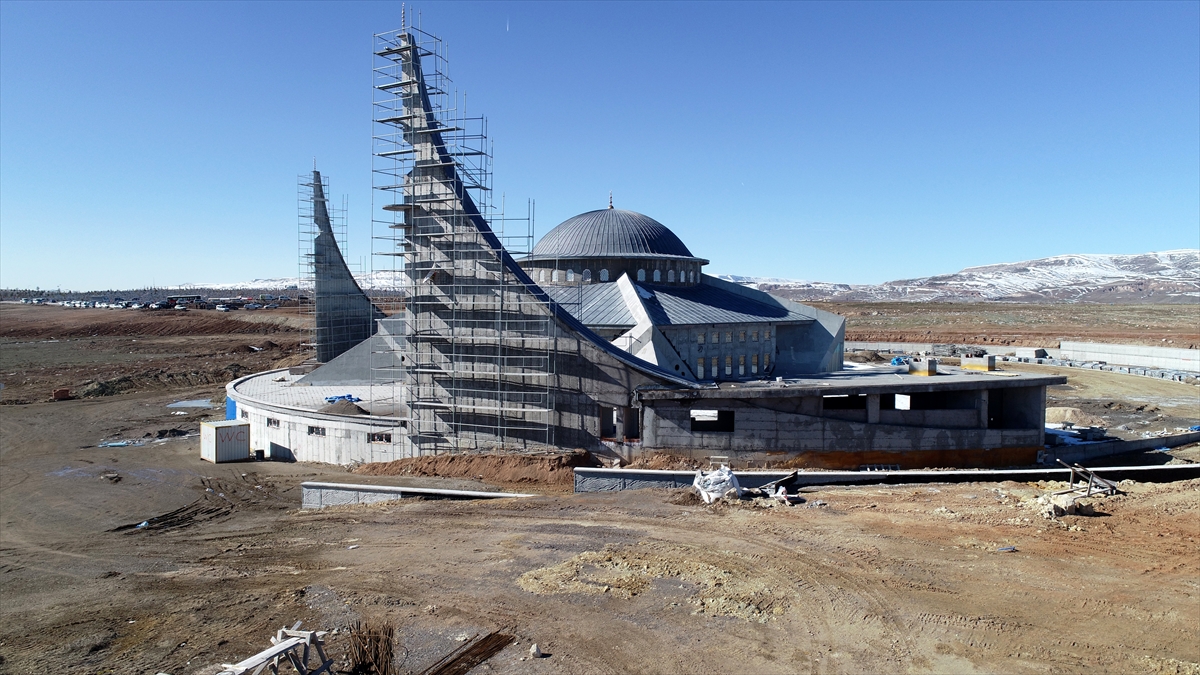 Hem şehir trafiği açısından hem de vatandaşların cenaze namazı dendiği zaman adresinin belli olması bakımından isabetli bir proje olduğuna işaret eden Aydın, caminin yapımına belediyenin ve hayırsever vatandaşların katkı sunduğunu sözlerine ekledi.