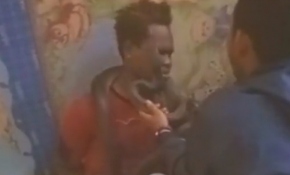 Endonezya'da yılanlı sorguya tepki yağdı