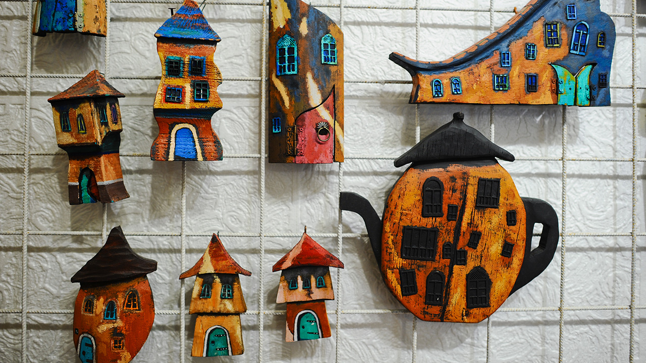 Geleneksel Bosna Hersek evlerini ahşaptan renkli maketlerde yaşatan Mumaer Mujcic, başkent Saraybosna`daki küçük dükkanını ziyaret eden müşterilerini bu mütevazi evlerle tanıştırıyor.