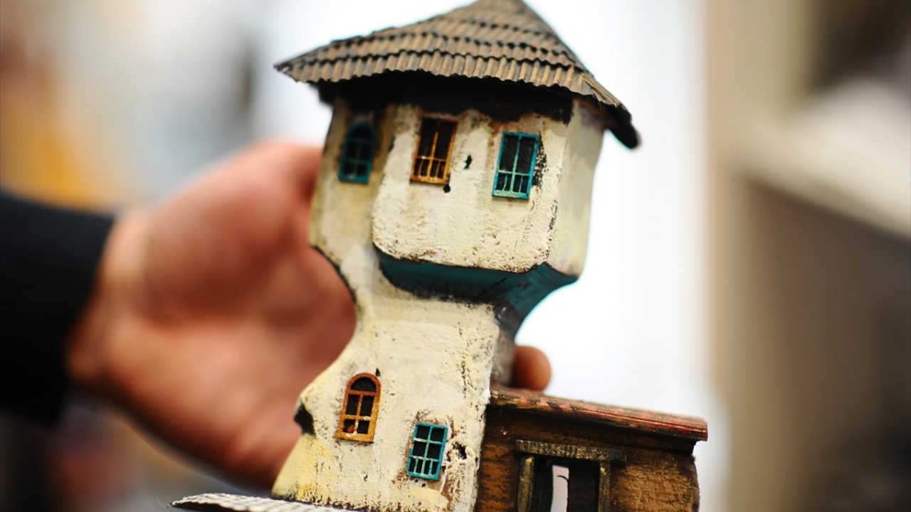 Mujcic, minyatür evlerin ahşap kısmını atölyesinde, boyama ve süslemesini ise dükkanında yaptığını belirterek, bir ev maketini büyüklüğüne ve detaylarına göre 2 ila 5 günde tamamladığını ifade etti.