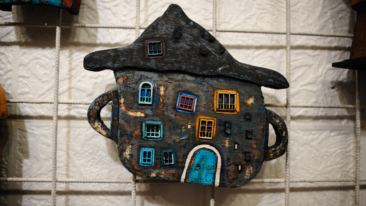 Geleneksel evlerin belirgin detayları olan pencere ve kapılarıyla ahşaba aktarıldığı maketler, büyüklüğüne göre 20 ila 75 avro arasında satılıyor.