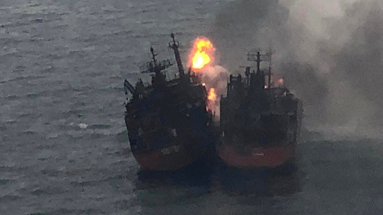 Gemilerde çıkan yangının hala söndürülemediği açıklanırken söndürme çalışmalarının ne kadar süreceğinin belirsizliğini koruduğu öğrenildi.