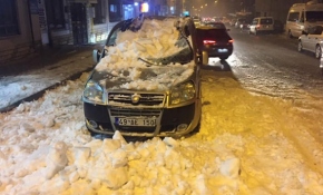 Çatıdan düşen kar kütlesi aracı kullanılamaz hale getirdi
